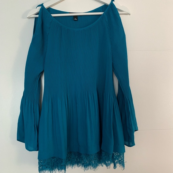 Turquoise slit sleeve blouse. - Picture 1 of 5